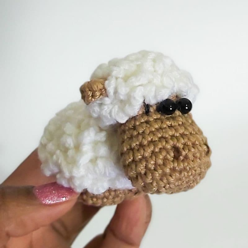 Mini Ovelha Amigurumi para mobile/lembrancinha/chaveiro/enfeite/porta maternidade/varal berço