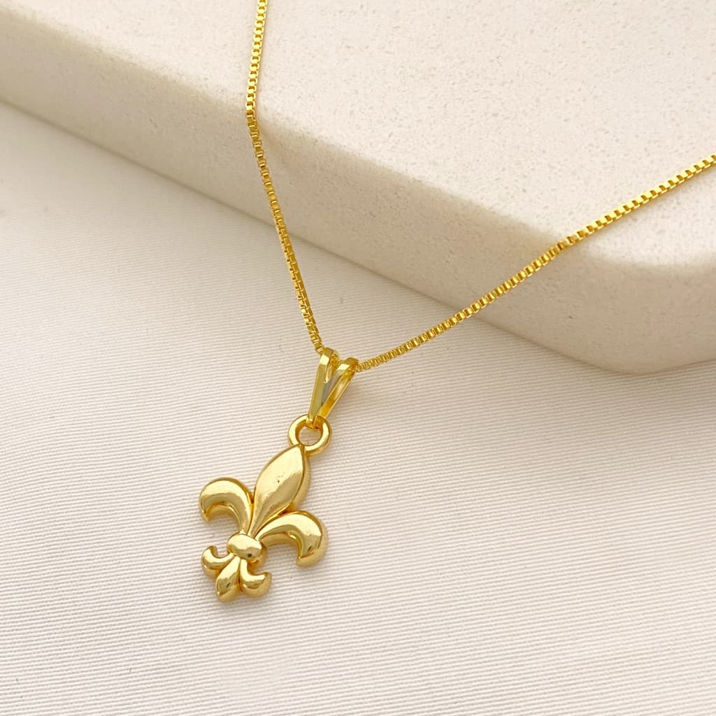 Colar corrente veneziana com pingente de flor de lis trabalhado ou vazado folheado a ouro 18k