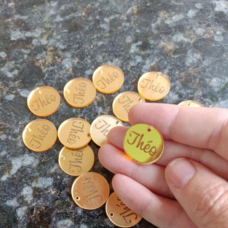 Etiqueta em acrílico 2cm personalizada com o nome da Criança