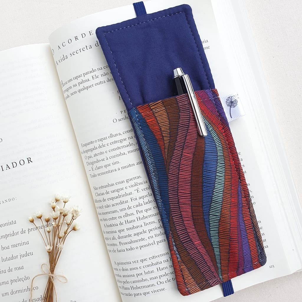 Marcador de Páginas (CONSULTE ESTAMPAS DISPONÍVEIS) -Porta Caneta Tecido para Livro, Bíblia, Agenda e Caderno