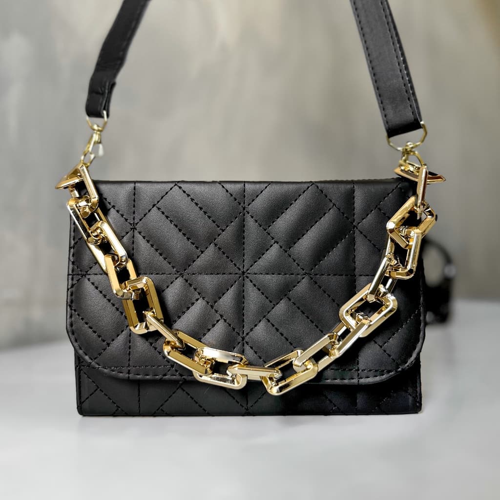 Bolsa Preta Feminina Tiracolo Pequena De Lado Transversal E Corrente Mão