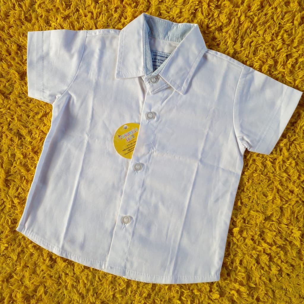 Camisa social baby masculina branca com botão.
