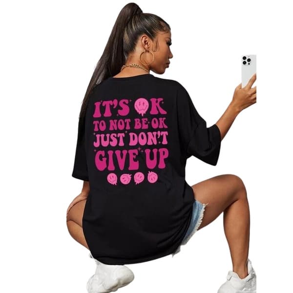 Camiseta Feminina Oversized It's OK Preto/Rosa - Estilo de Rua Largo