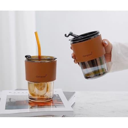 copo com canudo de vitro de agua e cafe para escritorio