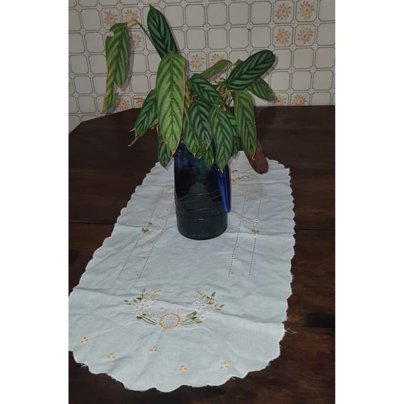 CAMINHO DE MESA BORDADO À MÃO VINTAGE