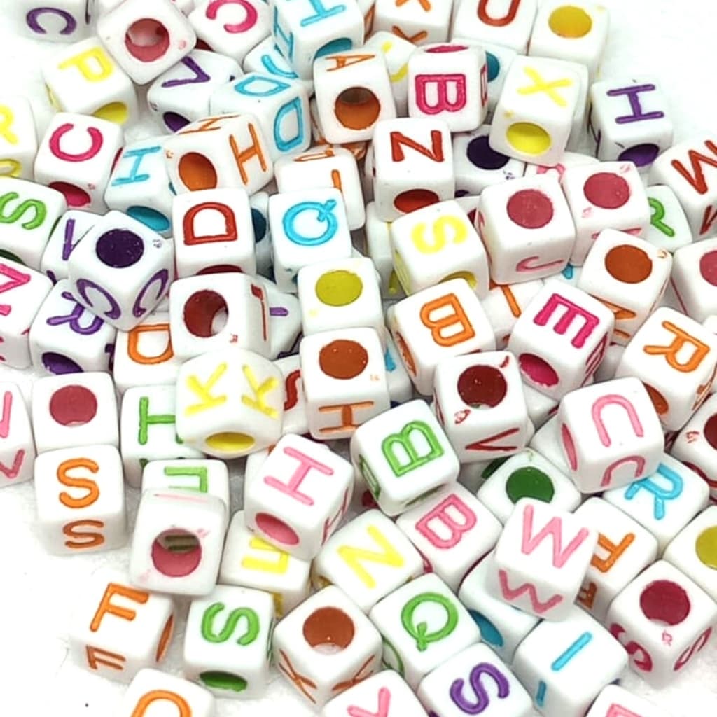 Letras letrinhas 100 Unidades Entremeio Quadrado Alfabeto | Miçanga | Branca com Colorida