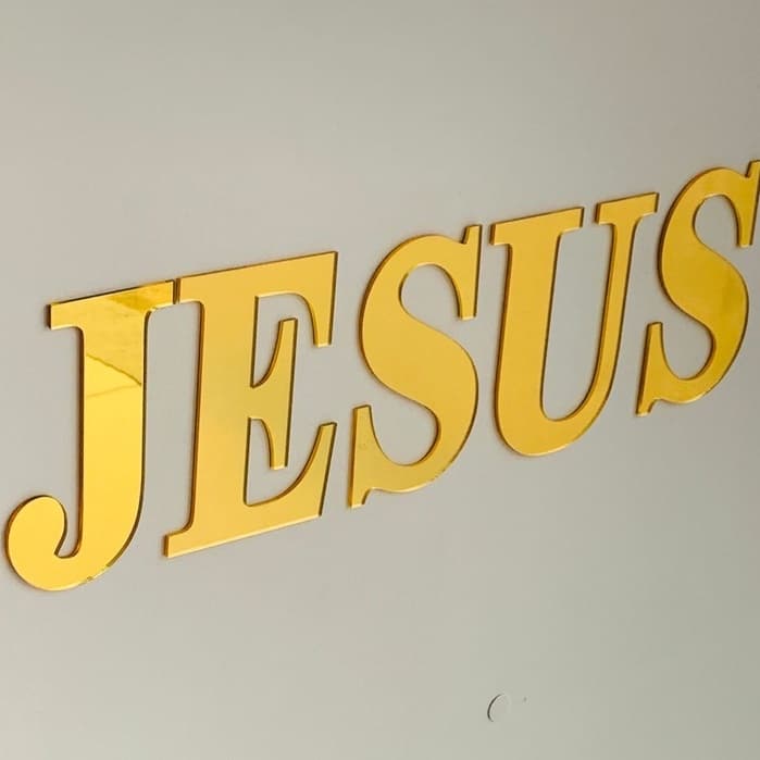 Palavra Decorativa Jesus em Acrílico Espelhado Prata ou Dourado OFERTA