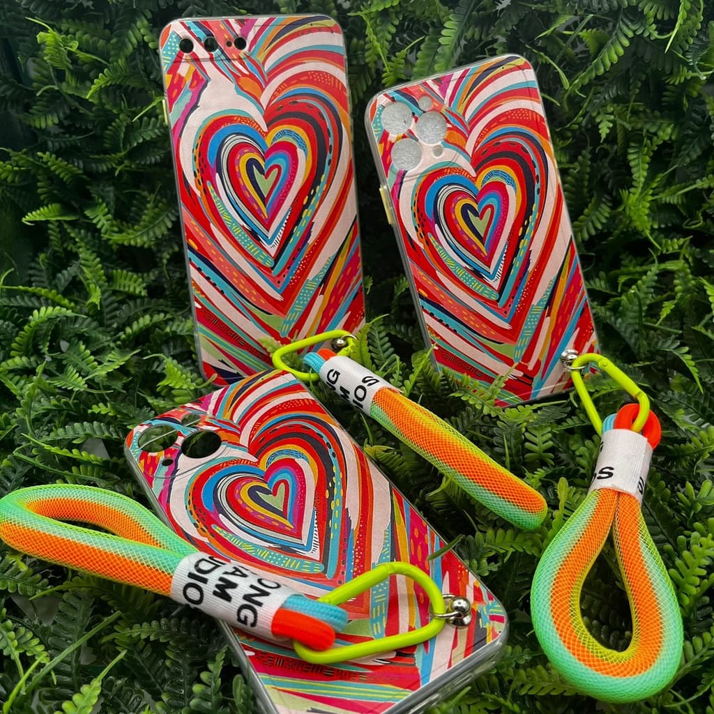 Capinha para iPhone coração colorida com cordão