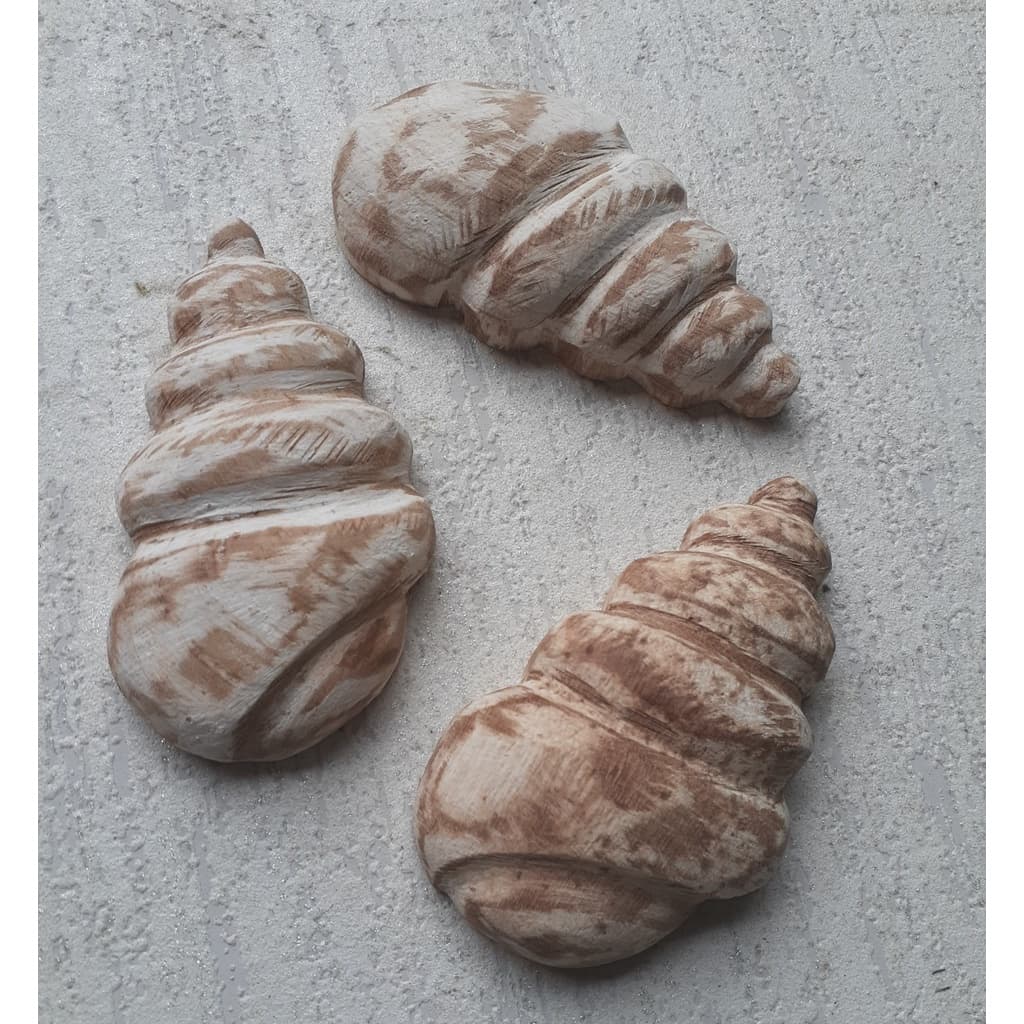 Concha P em madeira entalhada. ideal para apliques artesanais.