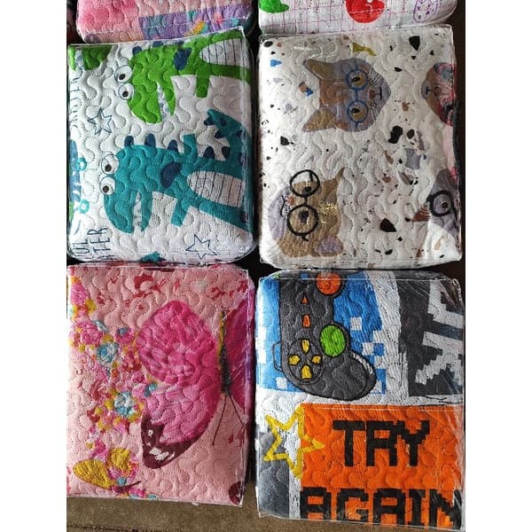 cobre leito infantil matelado ultrassônico lindas estampas com porta travesseiro(envio aleatorio)