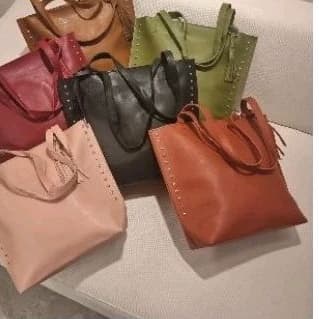 Bolsa com detalhes em metal  Feminina de Ombro Grande com Tachinha tiracolo em couro sintético