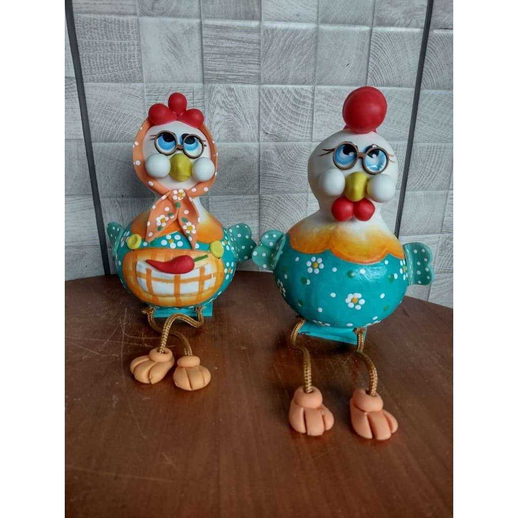 casal galinha em cabaça e biscuit perna de corda para decoração