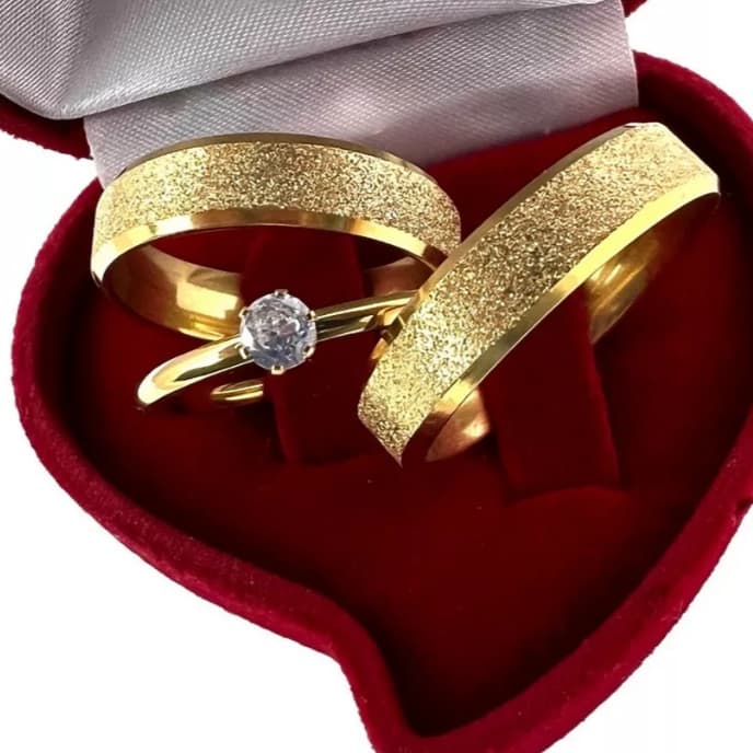 Par De Aliança Dourada Diamantada Chanfrada 6mm Com Solitario Aço Inoxidavel Noivado Casamento