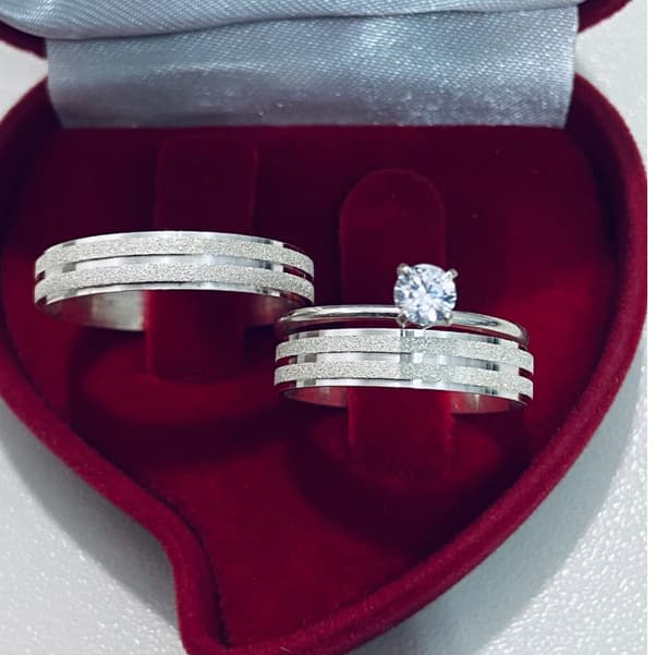 Par De Aliança Com Solitário Namoro Compromisso Diamantada Aço Inoxidavel 6mm