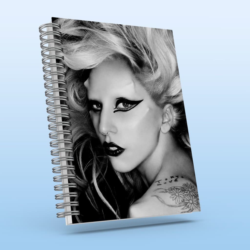 Caderno Lady Gaga com brinde especial e opção de agenda - Capa dura, impressão HD.