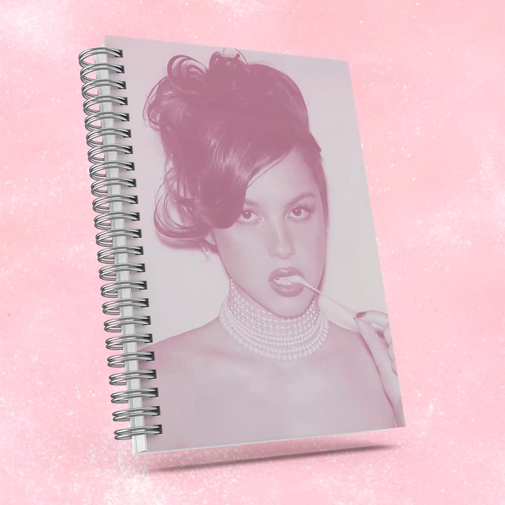 Caderno Olivia Rodrigo com brinde especial - Capa dura, alta qualidade de impressão.
