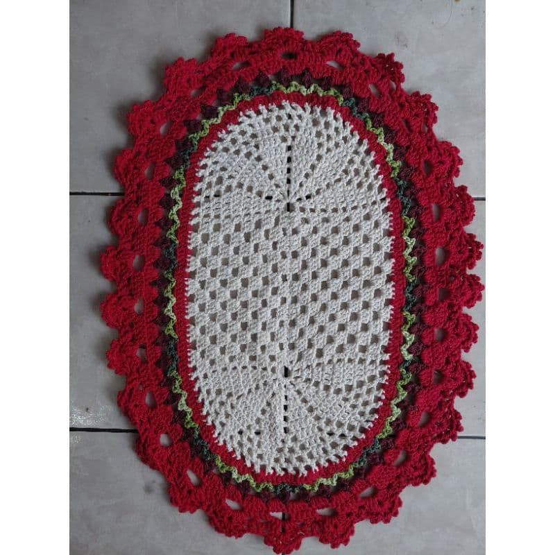 Tapete em crochê vermelho para porta