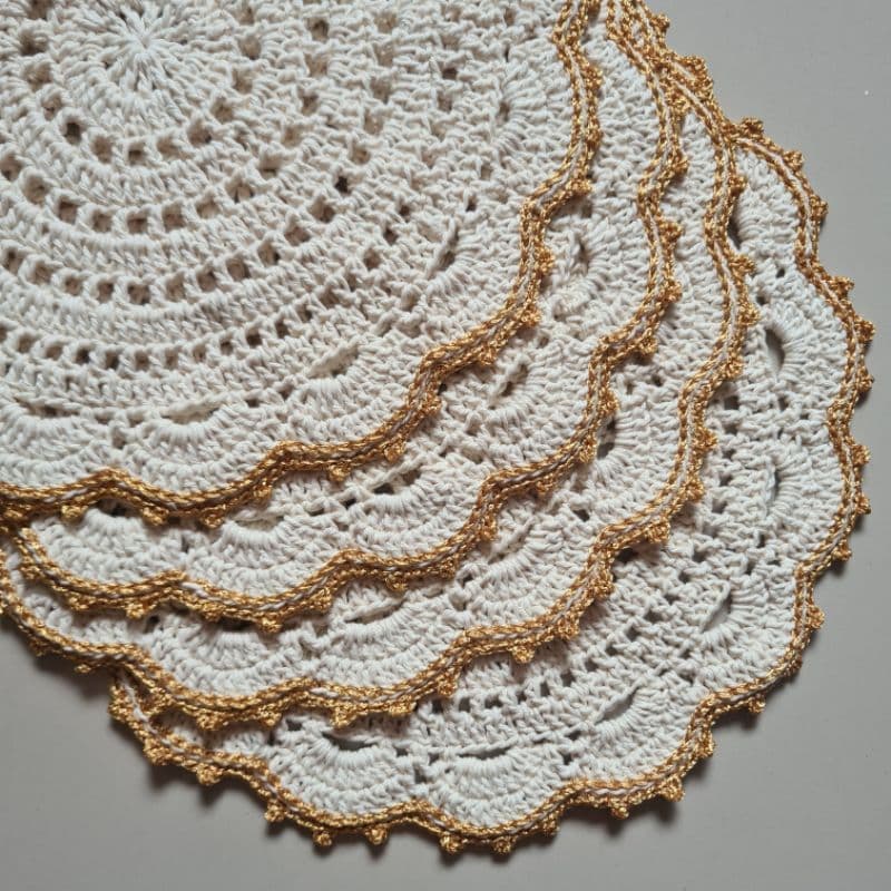 Sousplat de Crochê 38 cm com Detalhes em Dourado – Elegância para sua Mesa