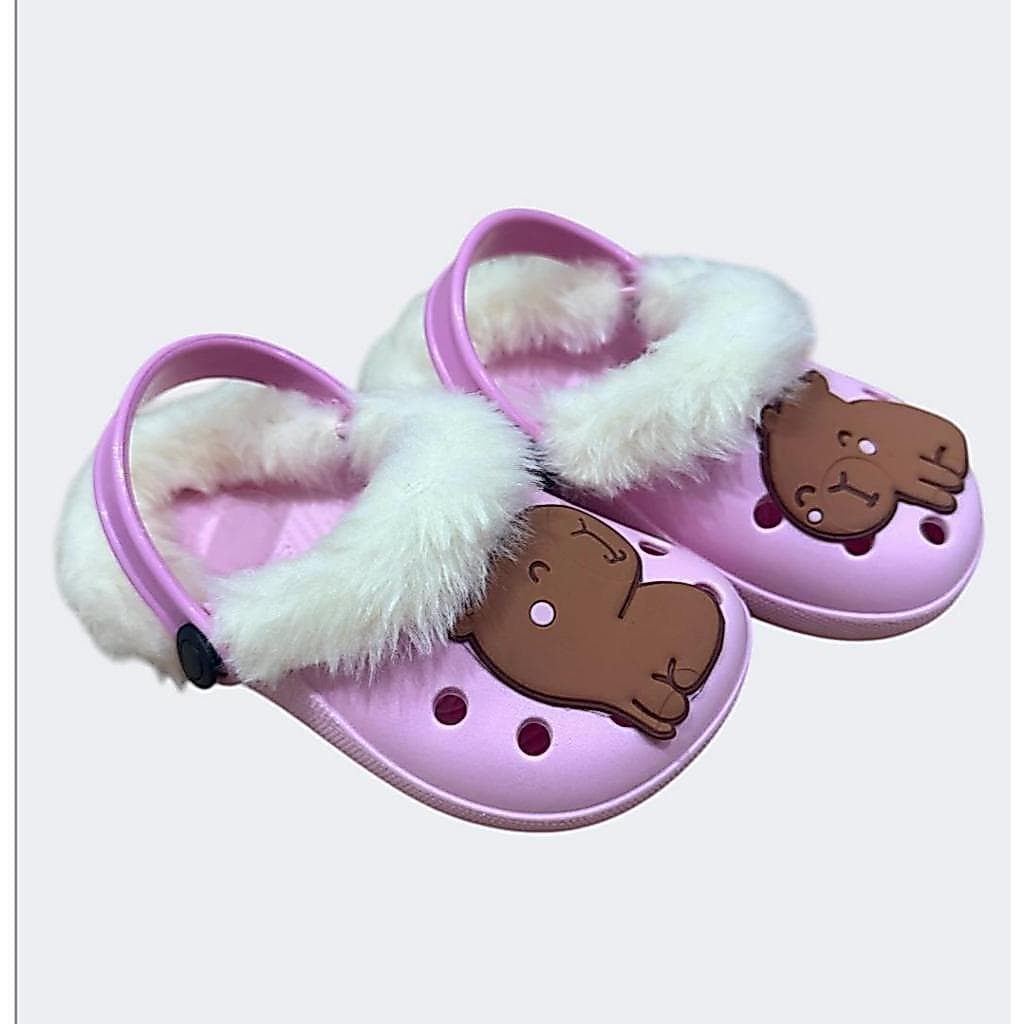 Calce Facil Babuche Menina Sandalia Pelucia Capivara Personalizada para Invereno PomPom Pelos Conforto