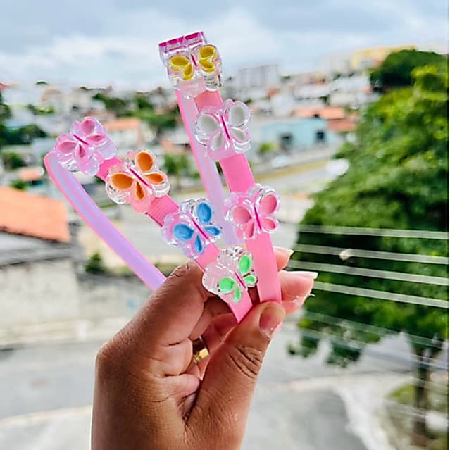 Arquinho Infantil Rosa com Borboletas Coloridas – Delicado e Encantador 🦋✨