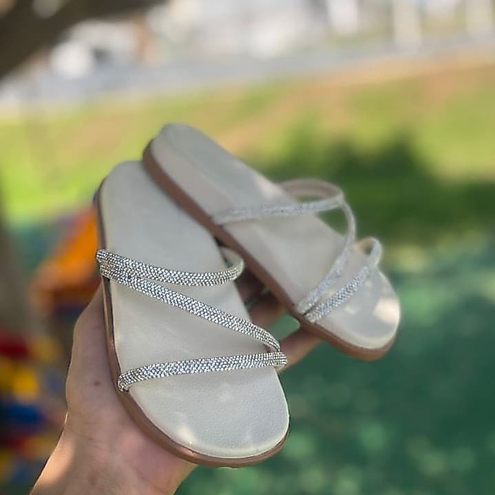 Sandália Papete Infantil com Strass – Conforto, Estilo e Qualidade para as Pequenas Crianças