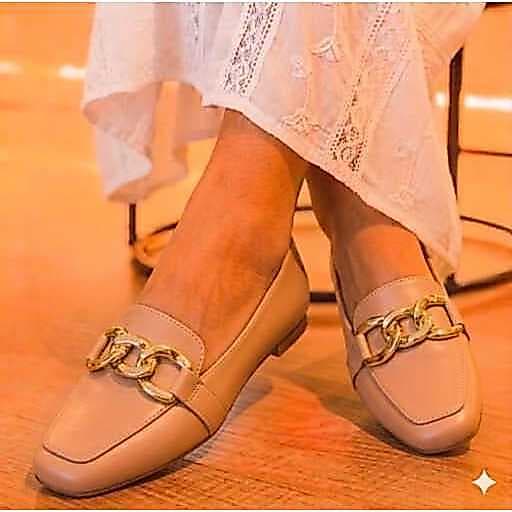 Sapatilha Mocassim Feminino Napa Nude Bege Bico Quadrado Enfeite Ouro