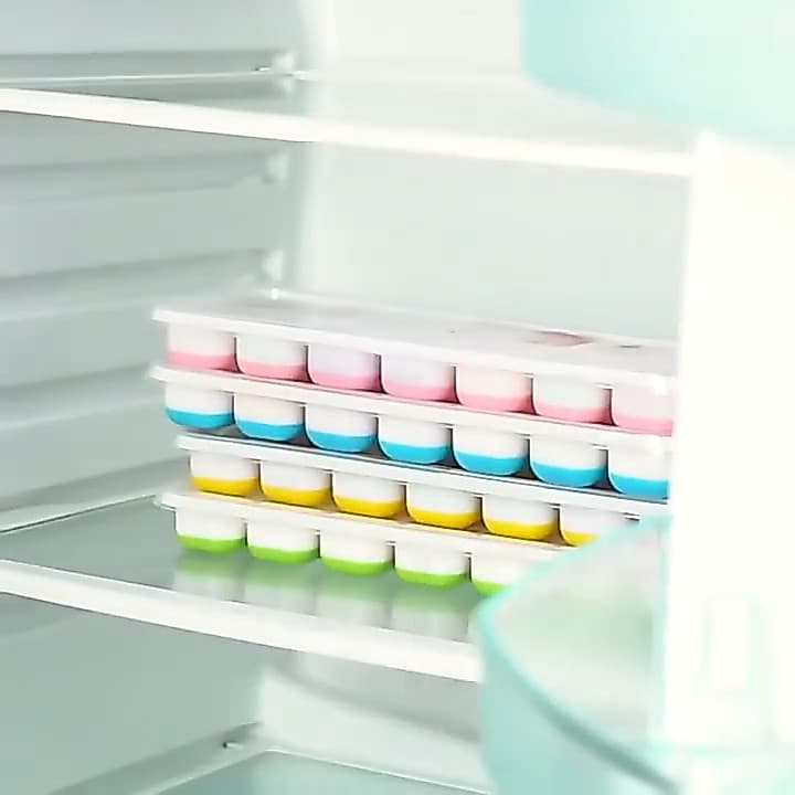 Kit com UMA ou DUAS Formas  De Gelo Com Fundo De Silicone Flexível E Tampa Rígida Empilhável Livre de BPA Prática