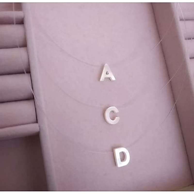 colar fio de nylon com letra nome madrepérola