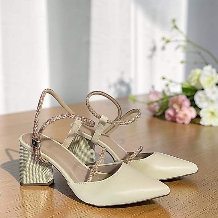 Sandália Salto Bloco Palha Sem Traseiro  - Off White com Detalhe em Tiras de Strass – Elegância e Conforto