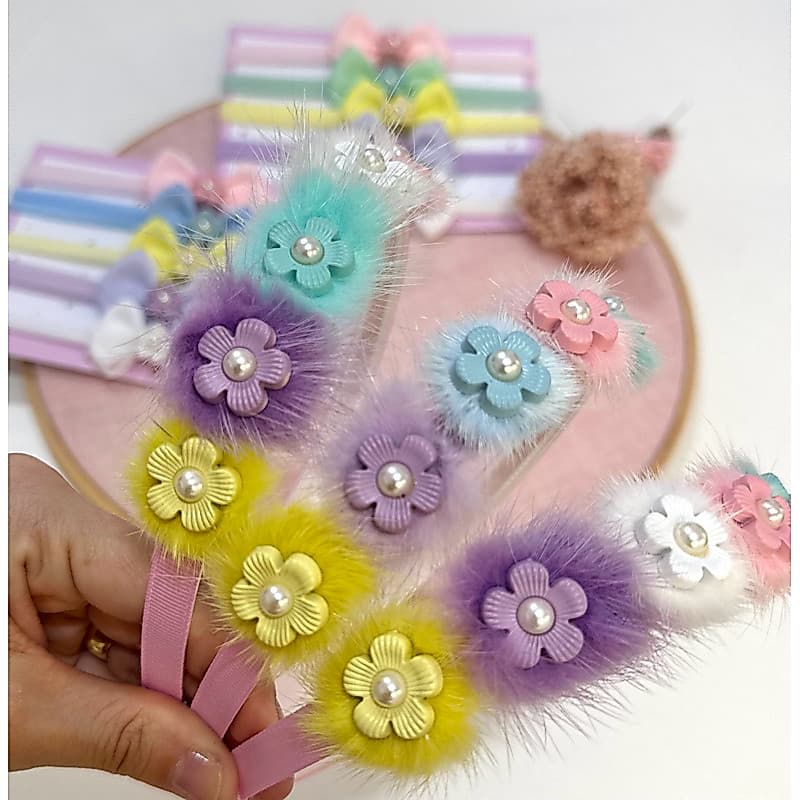 Tiara Coração e flores com Pompons Coloridos Infantil Linda e Divertida para Dia a Dia e Festas