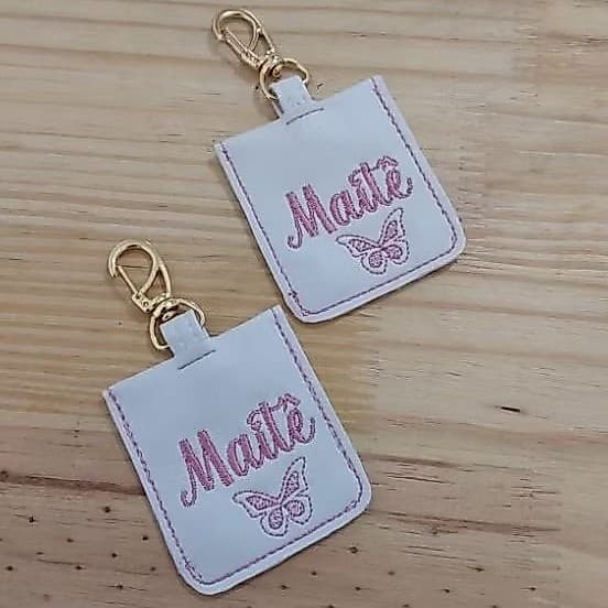 Kit  com 02(dois) Chaveiros personalizados nome e desenho  para Bolsa, mala, mochila maternidade.