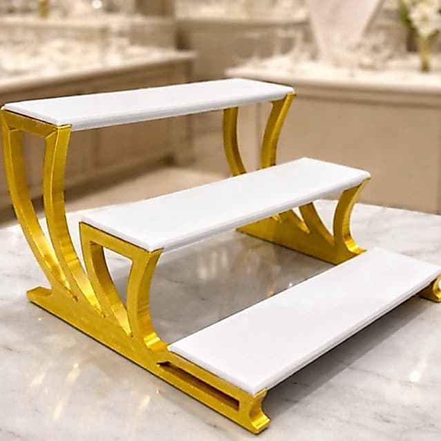 Expositor de Joias Escadinha 3 Níveis para Anéis Brincos Colares Branco Dourado Noah Joias