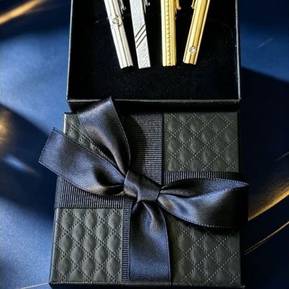 KIT 4 PRENDEDORES DE GRAVATA CHARMOSOS NA CAIXA LUXO