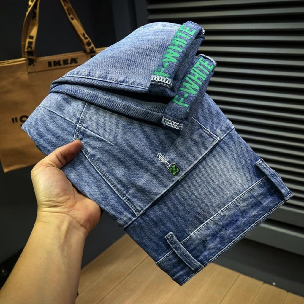 Calça Jeans Masculina Slim Fit Algodão Elastano, Bordado na Barra, Azul Lavado Casual