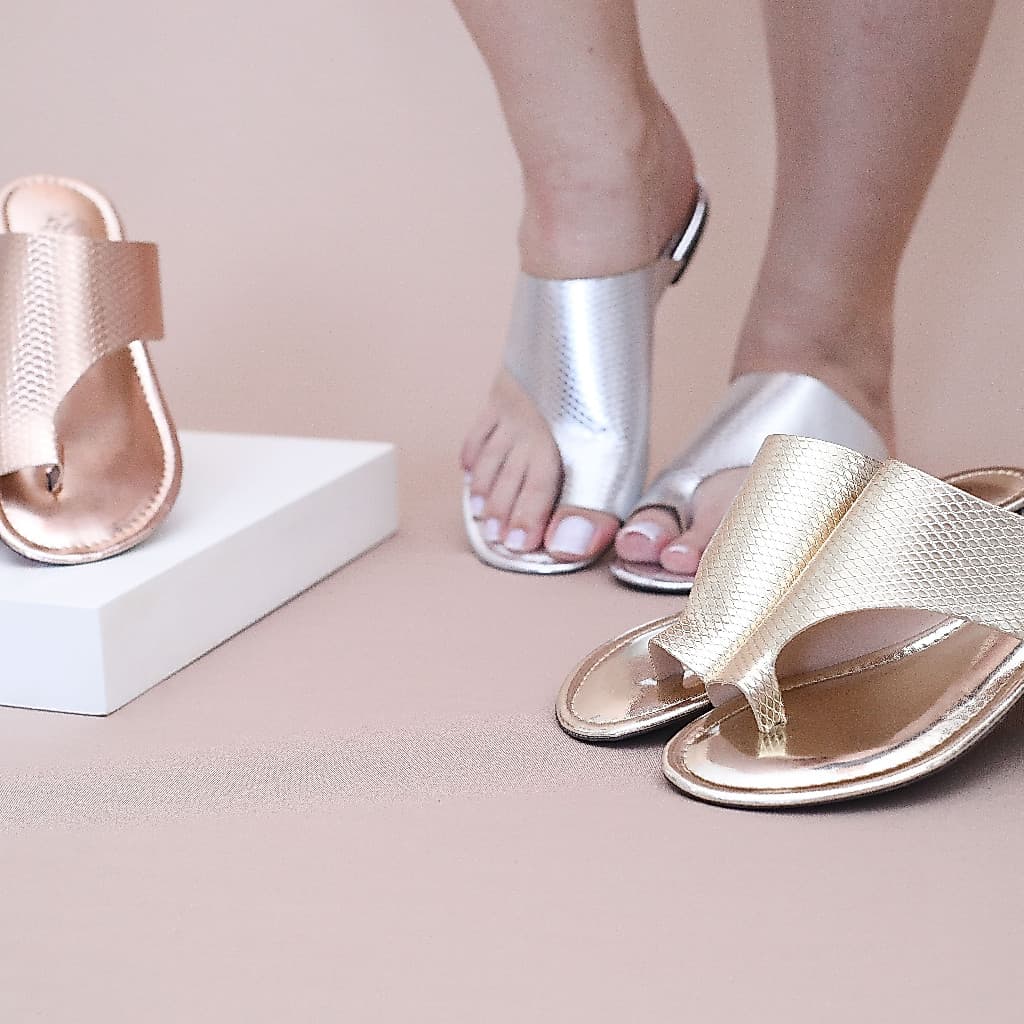 Sandália Feminina Rasteirinha Estilo Mula Manca Metalizada Elegante Confortável Dourado Bronze Metal