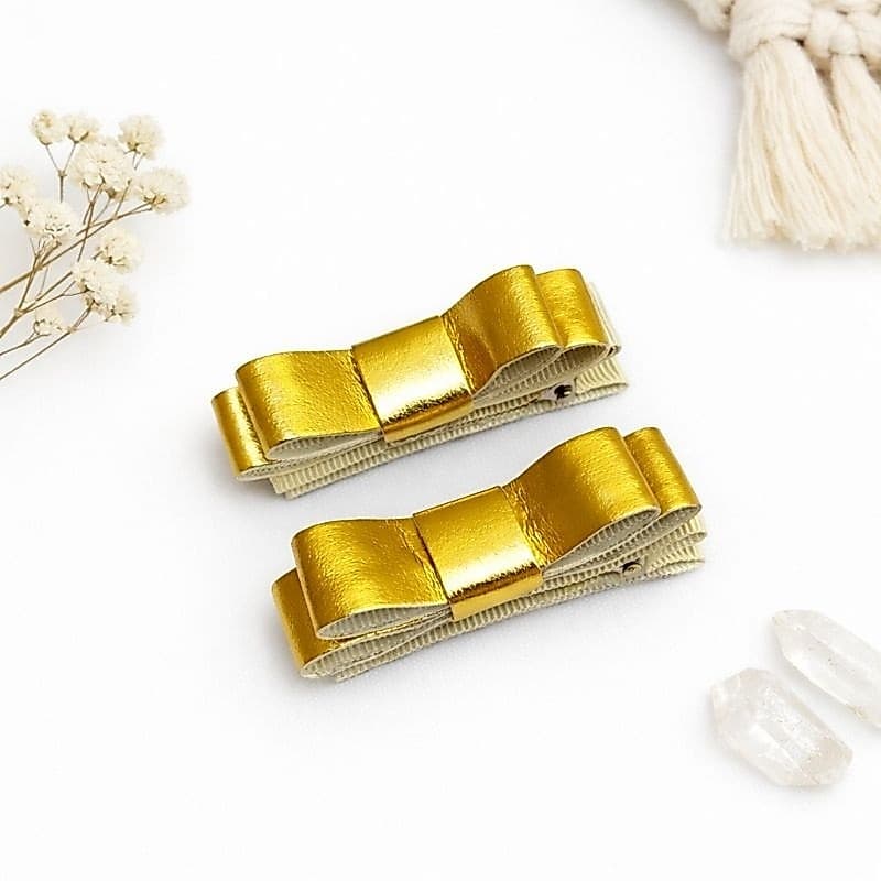 par de Laço Dourado 5cm Infantil no Bico de Pato Encapado com Borracha Antiderrapante para Bebê e Criança