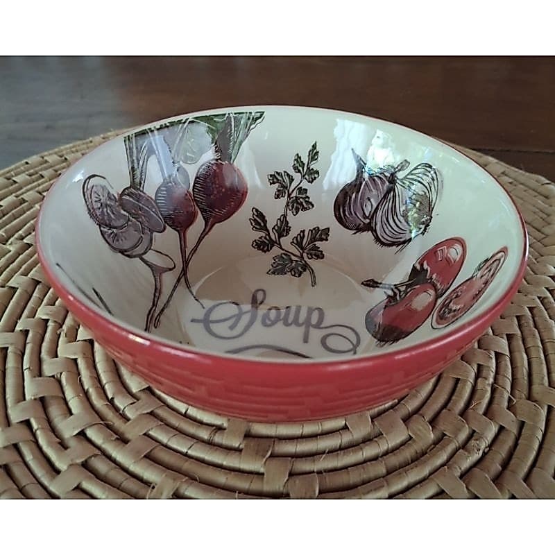 Tigela cerâmica decorada.