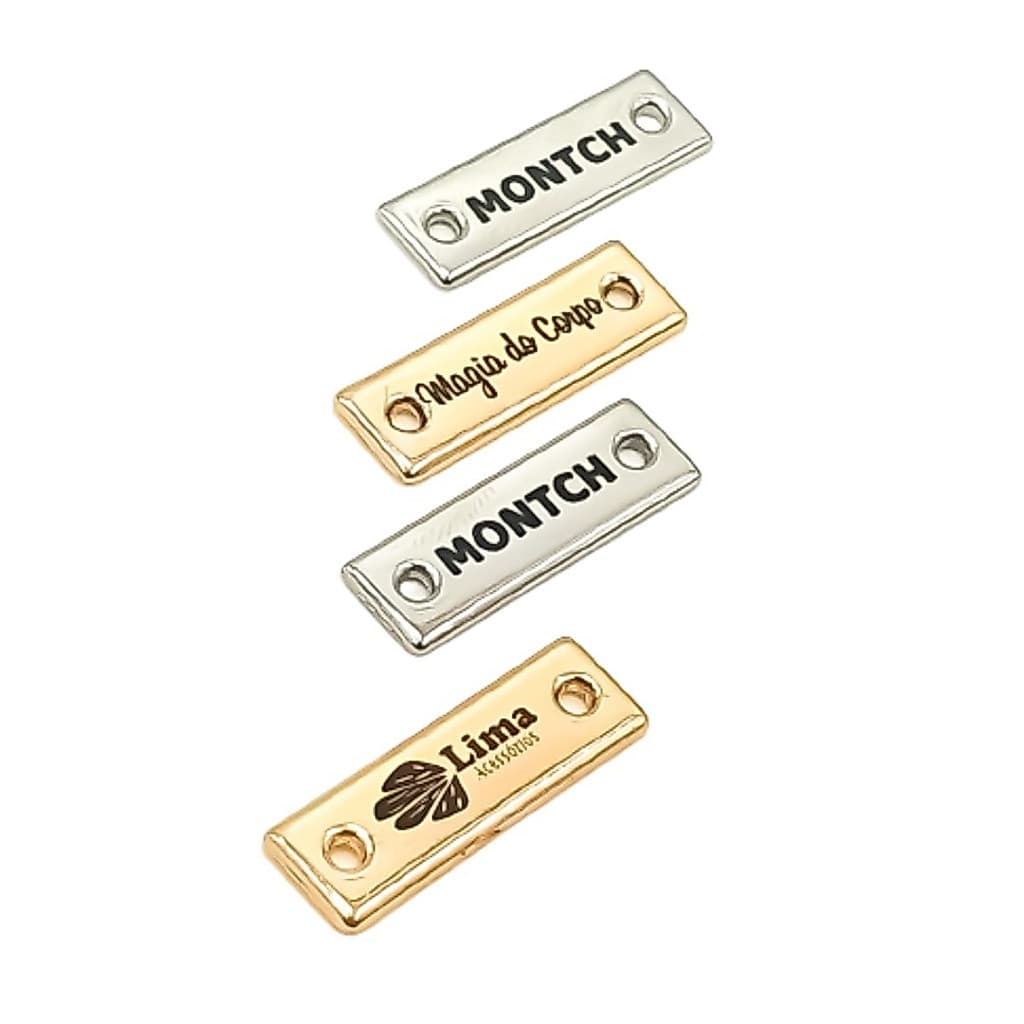 Tag de Metal 2,4x0,8 Personalizada c/ Furos Laterais Costura 30 Peças Dourado ou Prata
