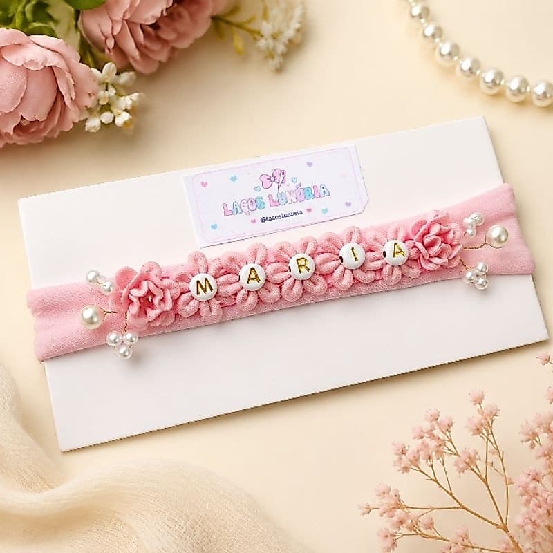 Faixinha de Bebê Personalizada com Nome | Flores Delicadas e Pérolas | Faixa de Cabelo para Recém-Nascida e Bebê