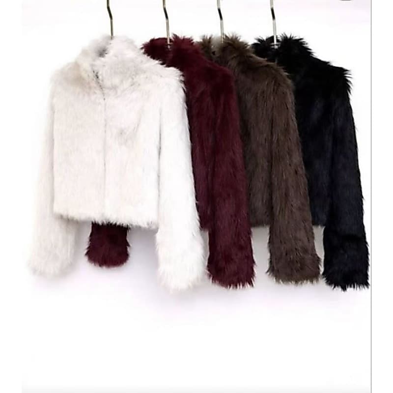 jaqueta de pelos da Via K. Rose, conhecida como Jaqueta de Zurique, apresenta acabamentos  escuro e fecho frontal.