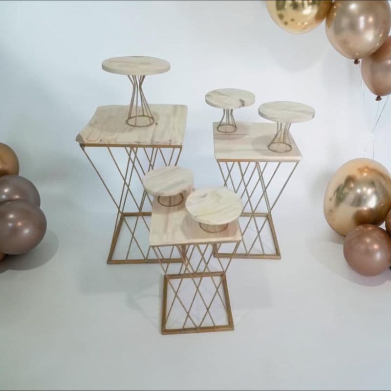 conjunto 3 mesas treliças em ferro dourado com kit 5 boleira para festas