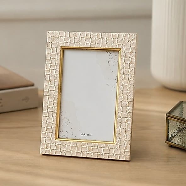 Porta Retrato 10x15 com Vidro Moldura Perolada Detalhe Dourado Decoração Elegante Porta Foto Mesa Estante Sala Quadro