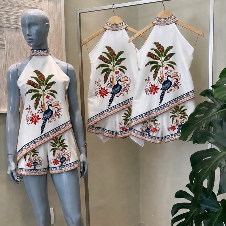 conjunto assimétrico gola alta estampa localizada, conjunto short com blusa estampado