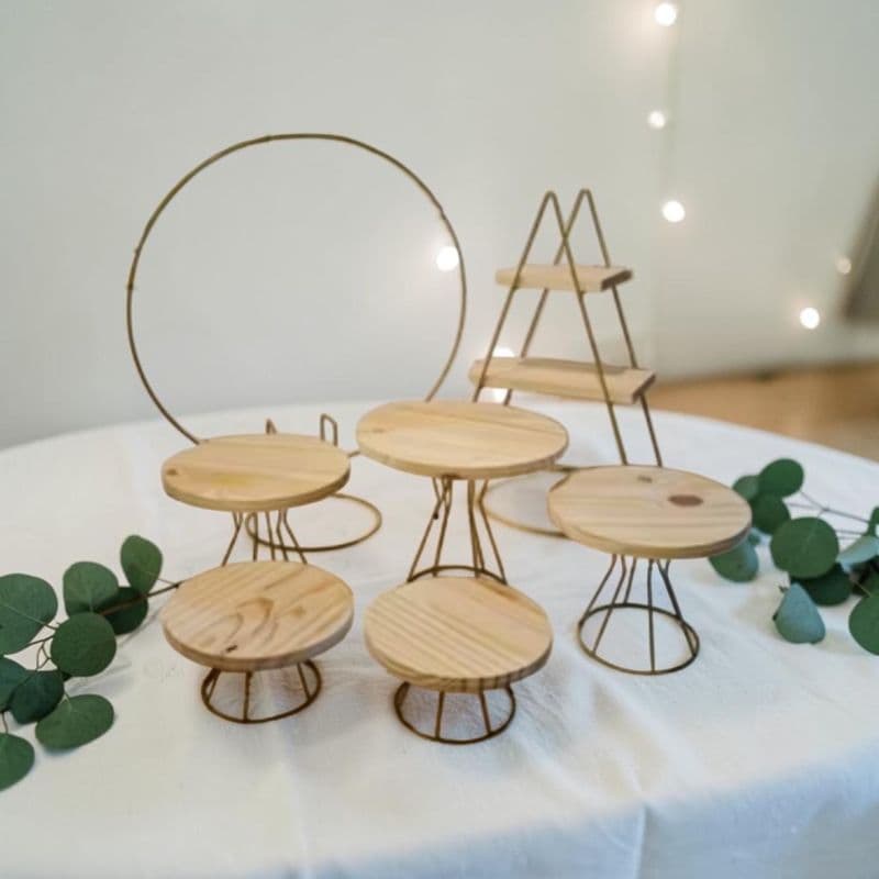 kit 05 boleira com porta doce escadinha e mini arco em ferro dourado e madeira