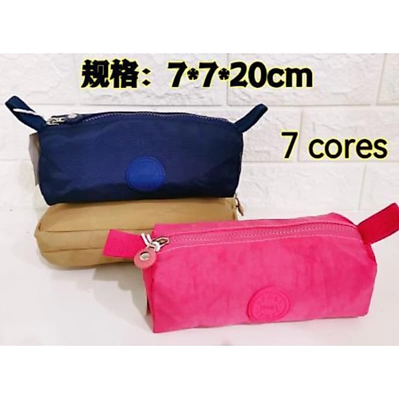 Estojo ou Necessarie de nylon, 1 compartimento e fechamento por zíper, moderno e resistente. Dimensões: 20cm comprimento x 7cm largura x 7cm de altura. Cores diversas.