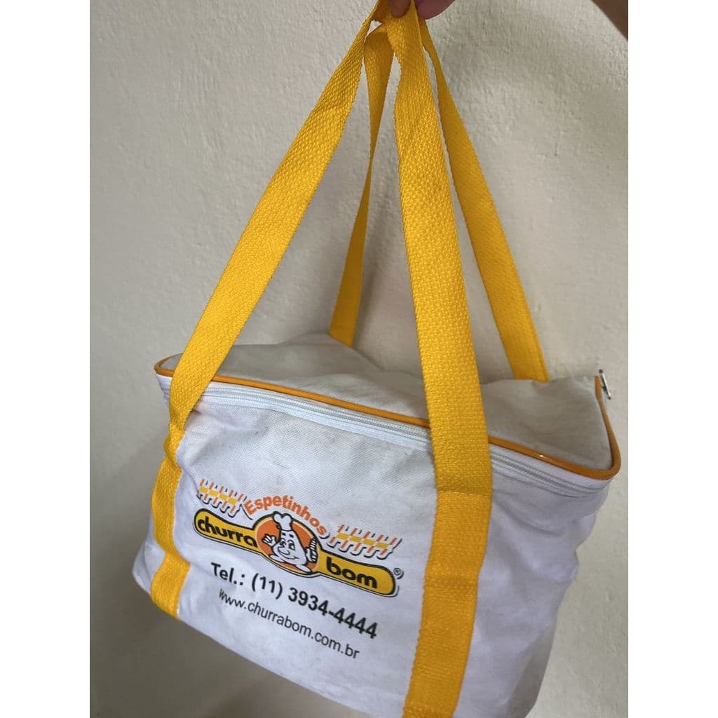 bolsa térmica na cor branca com detalhes em amarelo, da marca churra bom. possui fechamento em zíper (bazar, desapego))
