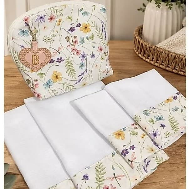 kit com 4 fraldas de boca  e 1 nécessaire para fraldas e produtos de higiene.