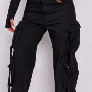 CALÇA CARGO FEMININA WIDE LEG COM BOLSOS, ZÍPER E AMARRAÇÕES PRETA