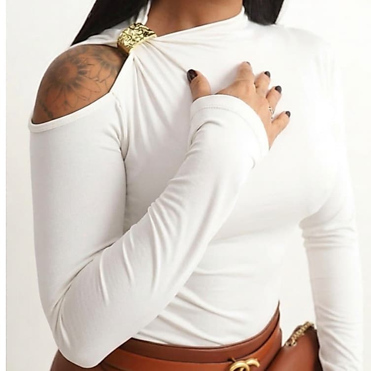Blusa Feminina Zoe Manga Longa Ombro Vazado Detalhe Dourado Suplex Moderna Casual e Elegante.