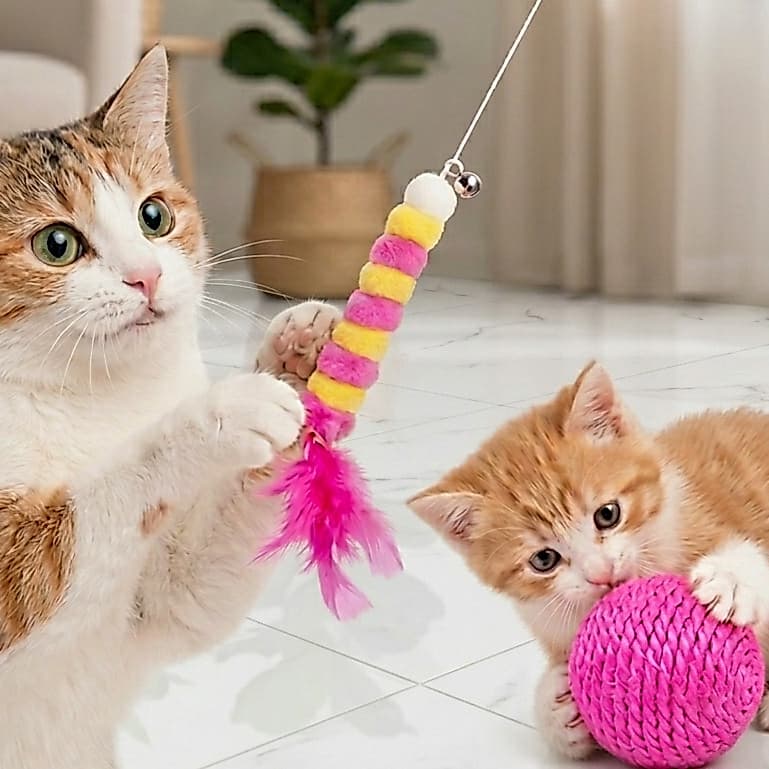Kit 2  Brinquedos (várias cores)  para Gatos Centopeia Pelucia, Penas e Som ➕ Bola Sisal Som